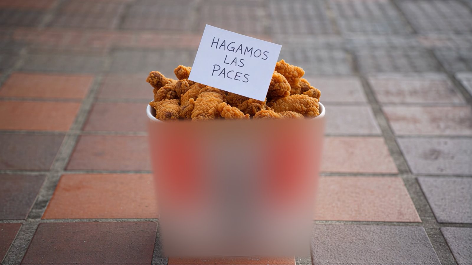 Arturos — La ofrenda de paz, plano 05: Un cubo de la competencia: «Hagamos las paces»