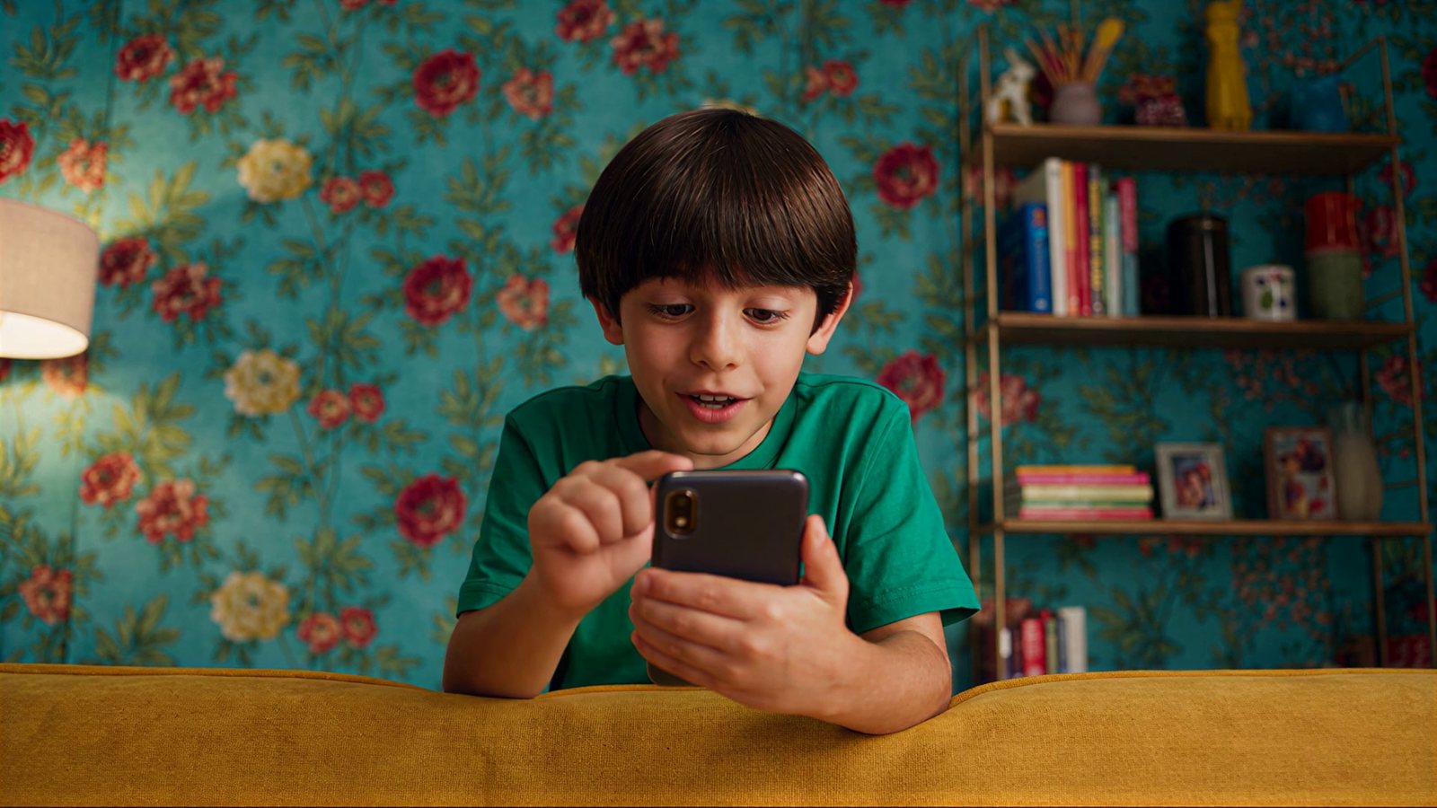 comprarcarne.es — The box is here, shot 02: On the mustard sofa, the middle brother picks the chuletón