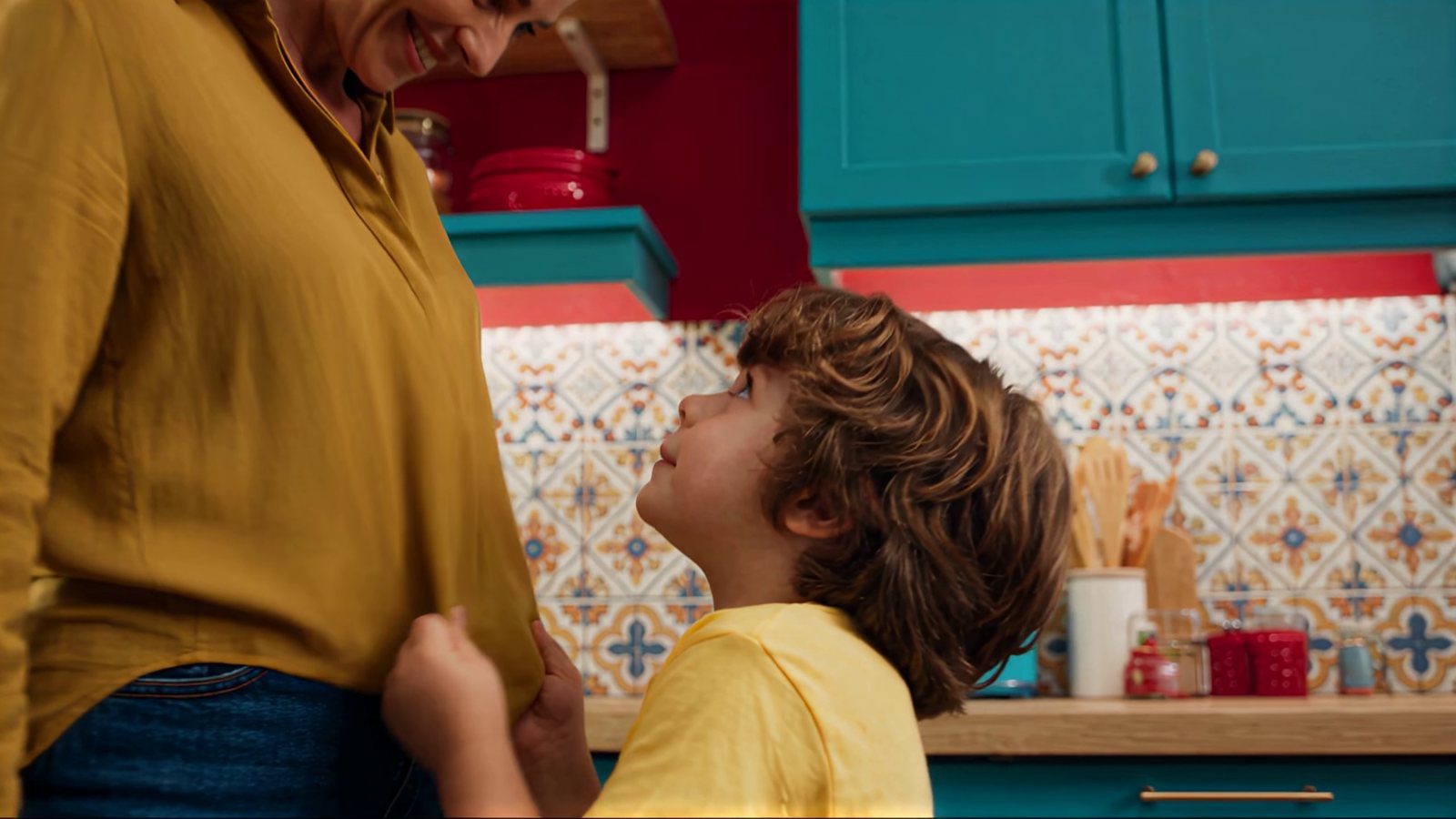 comprarcarne.es — The box is here, shot 03: The little one tugs Mum’s blouse: “Will it come tomorrow?”