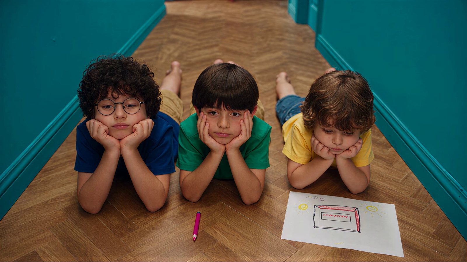 comprarcarne.es — The box is here, shot 05: The wait: on the floor, eyes on the door, a crayon drawing of the box
