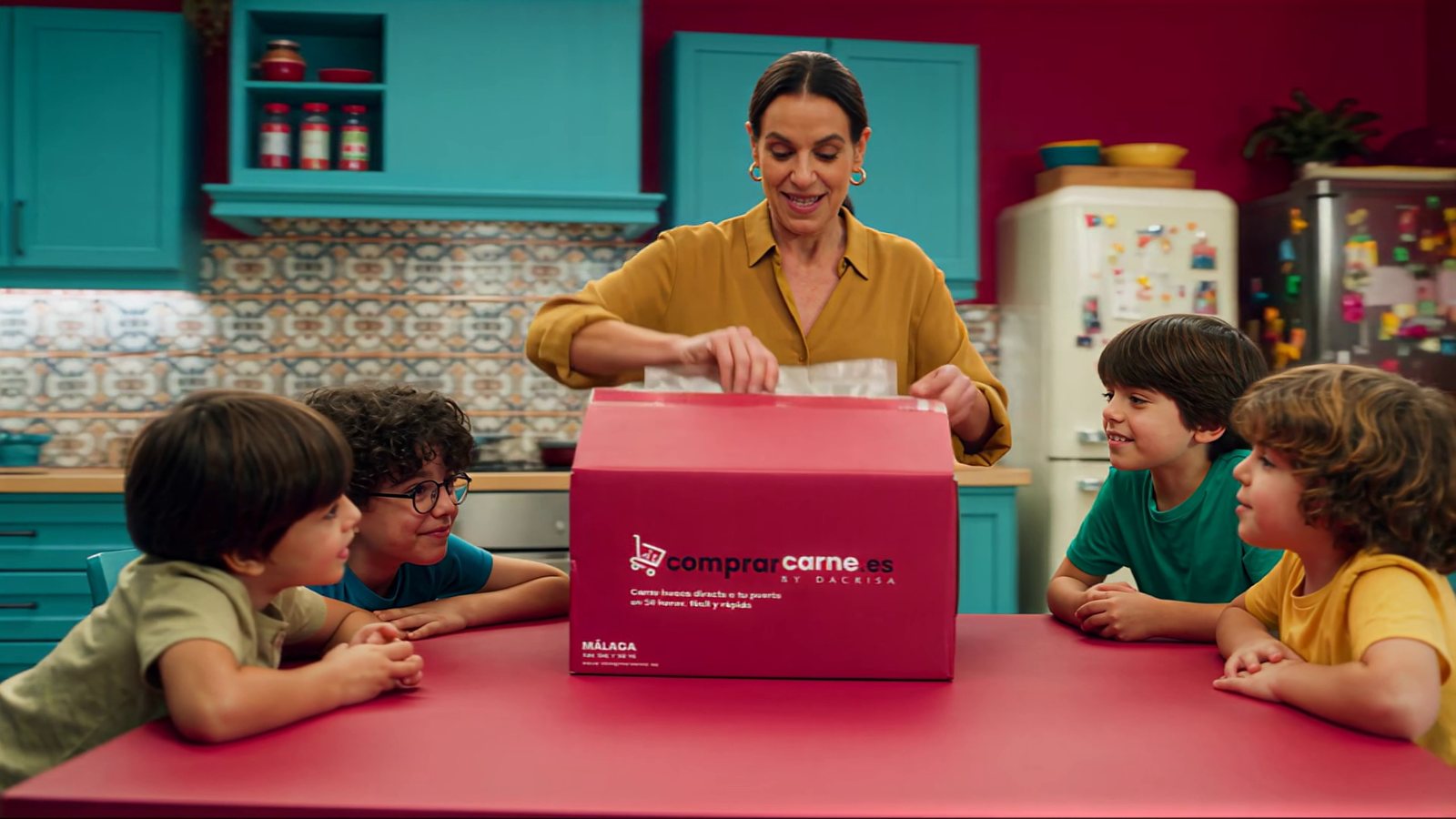 comprarcarne.es — The box is here, shot 07: Opening the box at the kitchen table
