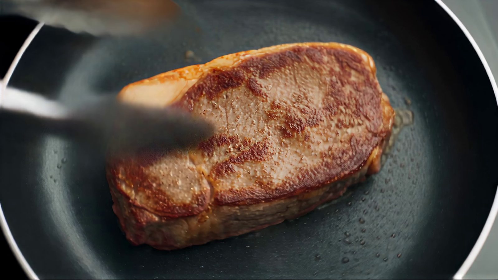 comprarcarne.es — The box is here, shot 09: Spin match-cut: on the hot pan, golden crust
