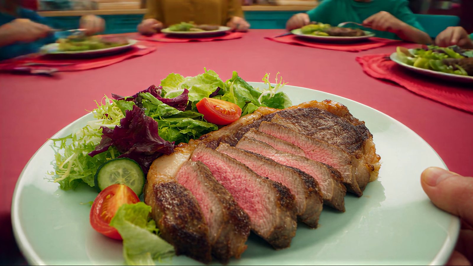 comprarcarne.es — The box is here, shot 11: The platter: sliced chuletón and salad