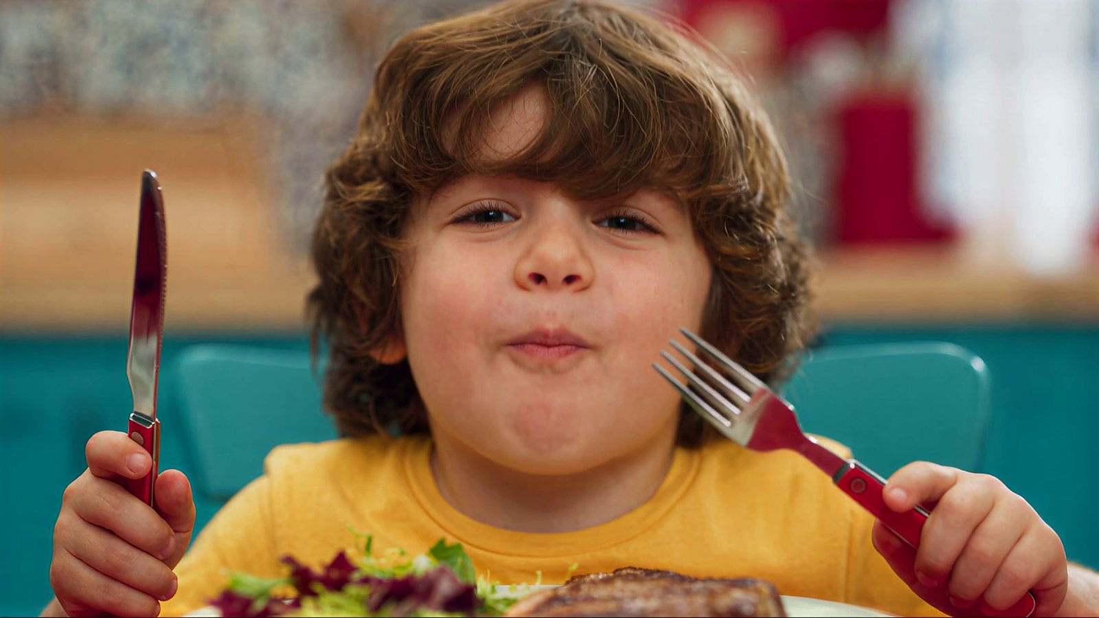 comprarcarne.es — The box is here, shot 14: The little one, cheeks full, cutlery in hand
